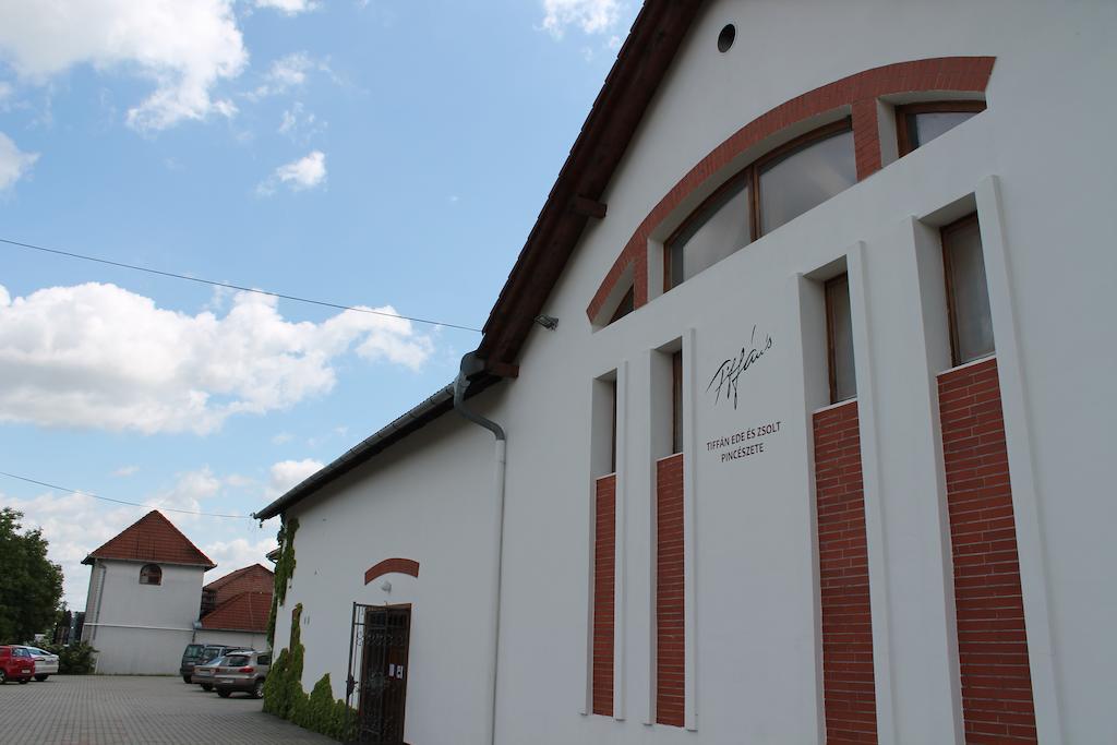 Tiffan'S Pinceszet Es Panzio Hotel Villány Eksteriør billede